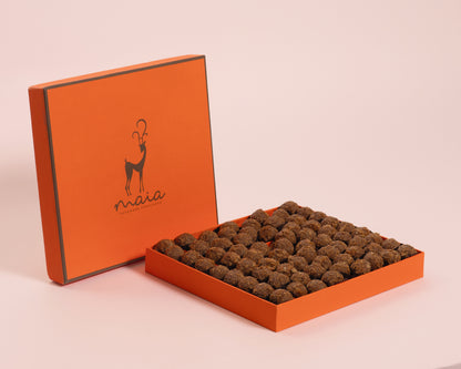 علبة كبيرة من حلوى ترافل الطحينة البرتقالية