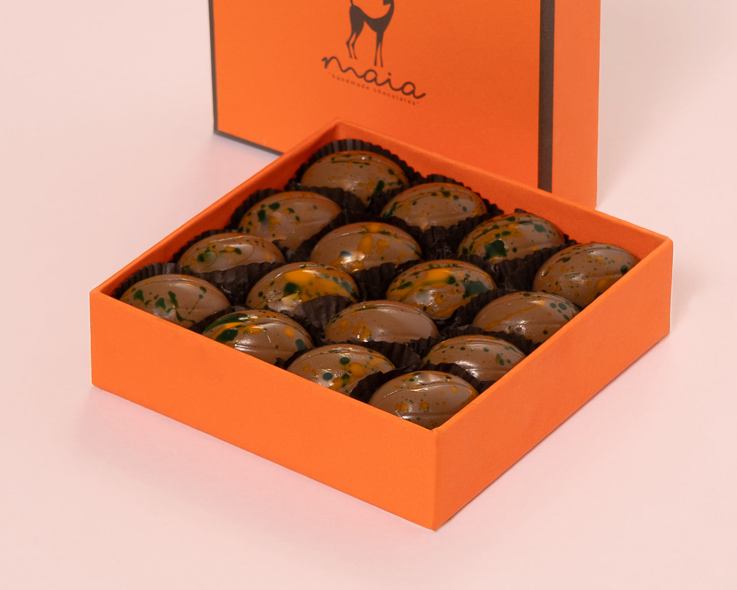 صندوق برتقالي صغير من شوكولاتة دبي