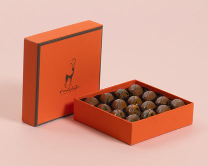 صندوق برتقالي صغير من شوكولاتة دبي