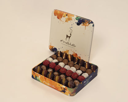 صندوق كبير من الشوكولاتة والتمر والمكسرات