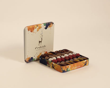 صندوق كبير من الشوكولاتة والتمر والمكسرات